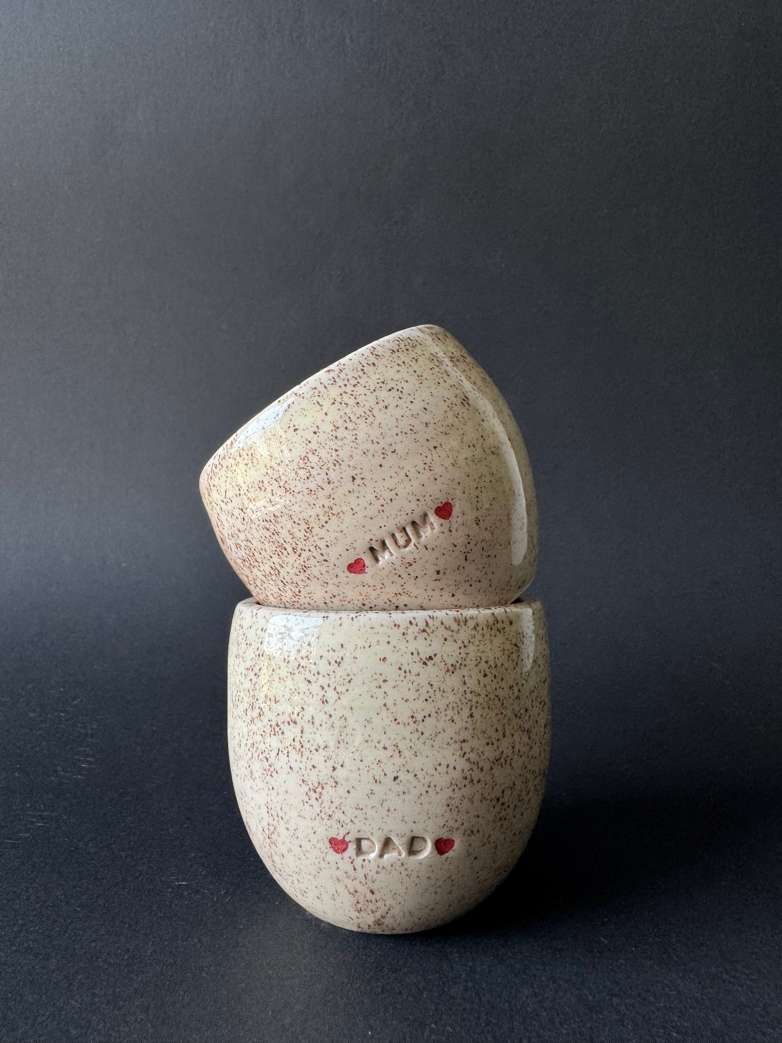 Două căni de cafea personalizate, cu inscripțiile Mum și Dad
