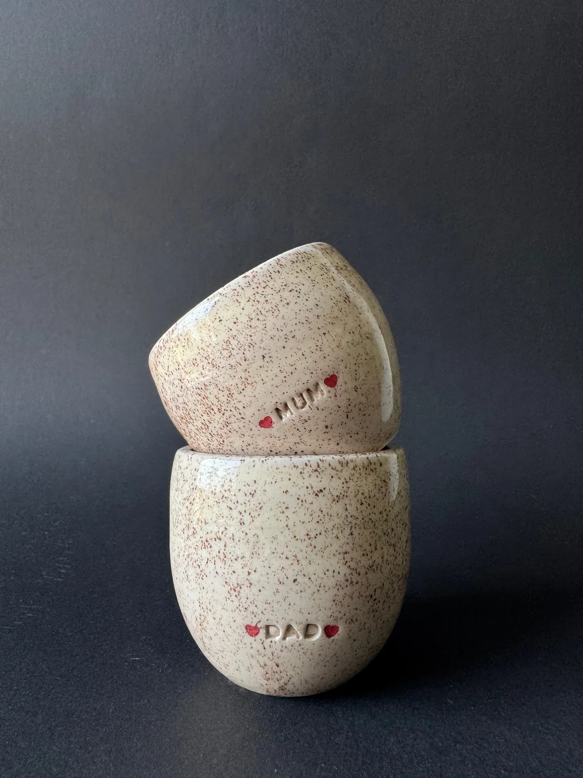 Două căni de cafea personalizate, cu inscripțiile Mum și Dad
